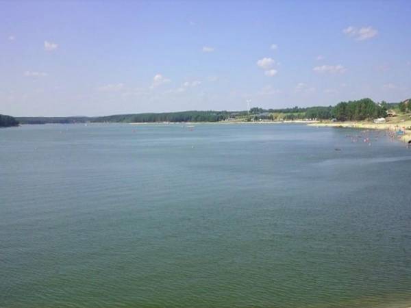 widok z zapory na zalew