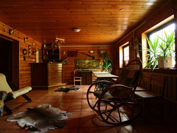 Chłodny salonik w piwnicy jest idealnym miejscem na spędzenia gorących letnich wieczorów.