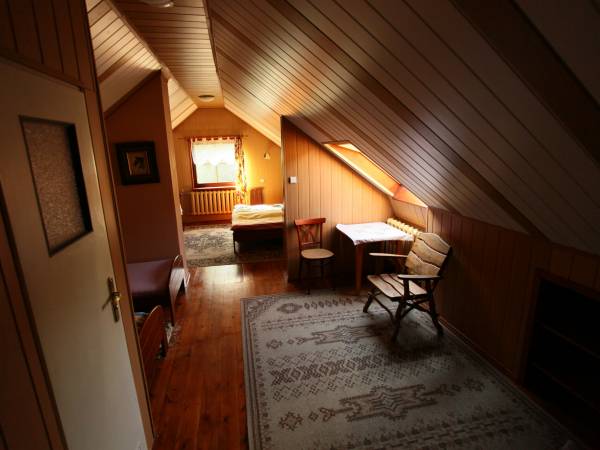 Pokój na piętrze z łazienką.