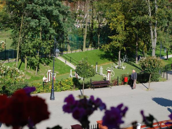 Widok z pokoju na siłownię zewnętrzną z teżnią w tle z pokoju nr 4.