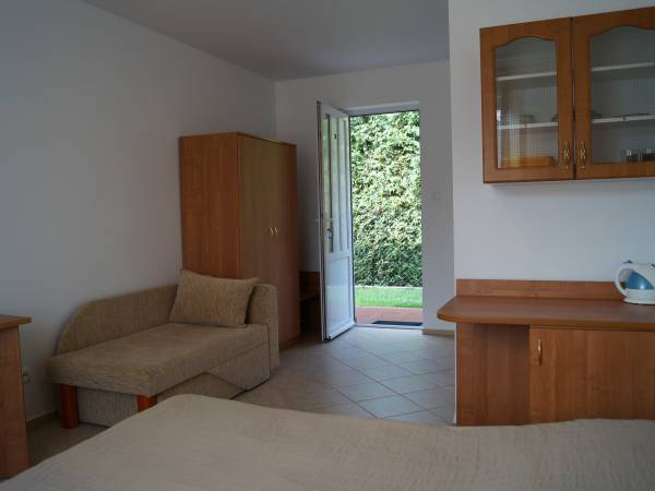 pokój na parterze z wyjściem na ogród