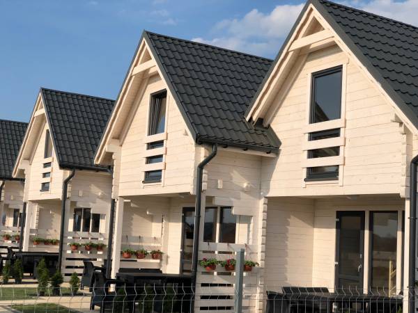 Zdjęcie tarasów na których można napić się w spokoju porannej kawy podziwiając uroki natury