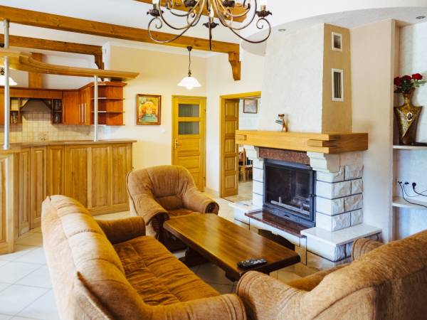 Budynek I - Salon z kominkiem