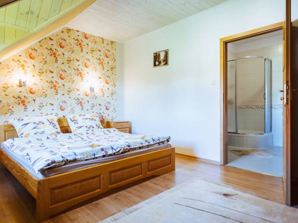 Budynek I - Pokój z łóżkiem małżeńskim oraz łazienką i TV