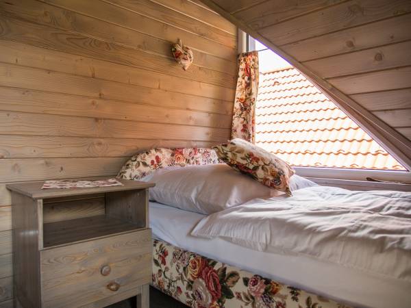 ypialnia nr 1 z balkonem z widokiem na góry i Gondolę