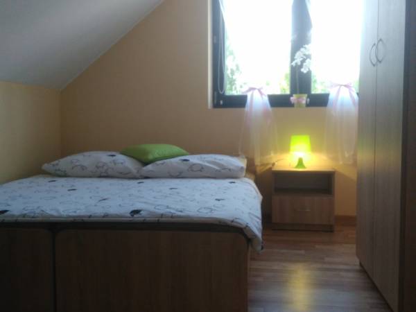 Pokój dwuosobowy z łazienką. W wyposażeniu telewizor, czajnik