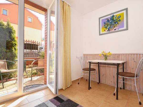 POKÓJ 2 OSOB. NR.4 z TARASIKIEM i Meblami Ogrod. oaz z dostępem do Kuchni