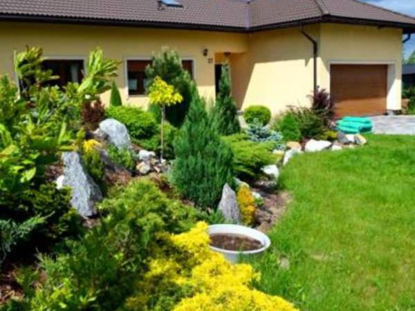 Domek z frontu Przed domkiem przepiękny ogród.