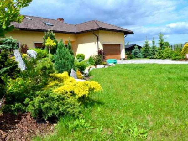 Domek z frontu Przed domkiem przepiękny ogród.