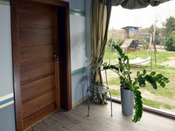 Przedpokój na parterze Oszklony z widokiem na plac zabaw.