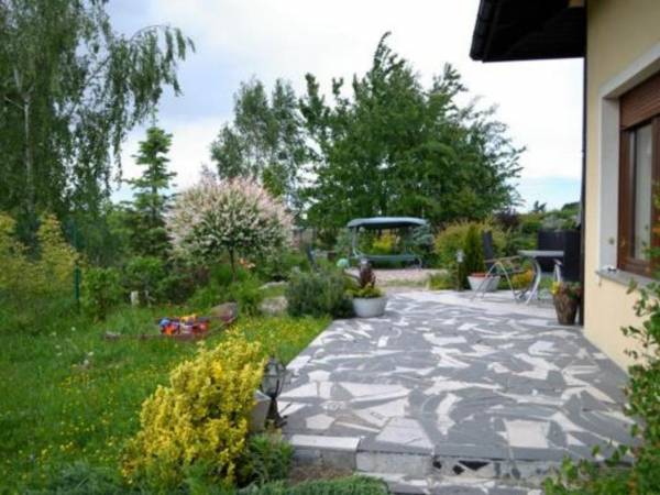 Domek z frontu Przed domkiem przepiękny ogród.