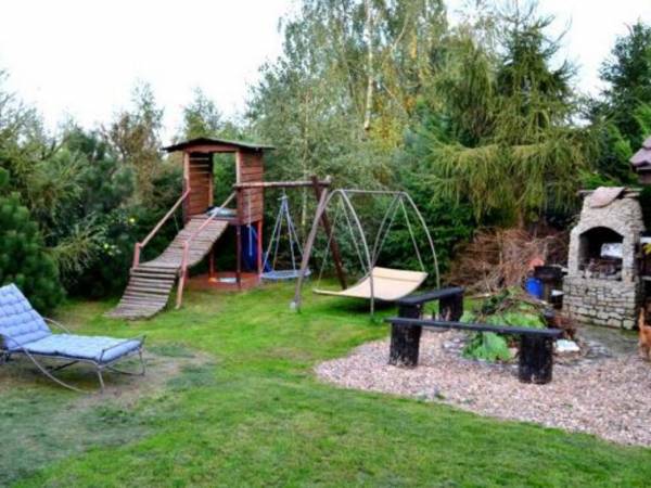 Ogród przy wejściu dla gości Duży ogród na miejsce do grillowania, leżakowania, plac zabaw, latem basen.