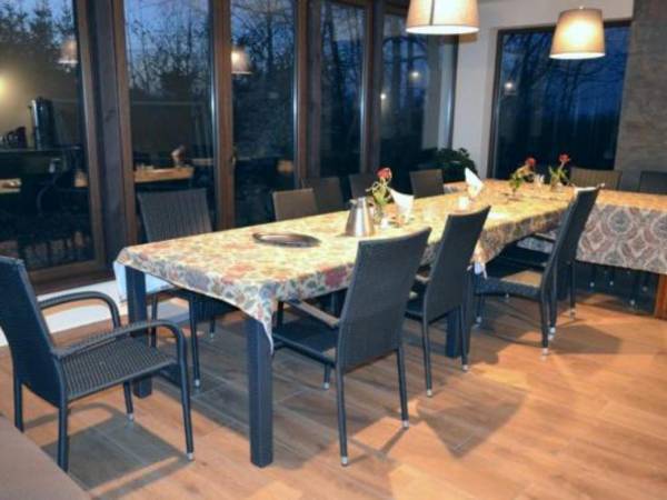 Przeszklona jadalnia z mini kuchnią Miejsce gdzie można przygotować i spożyć posiłek.