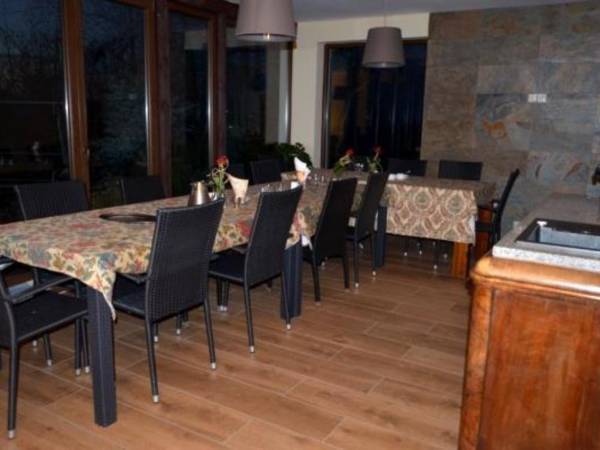 Przeszklona jadalnia z mini kuchnią Miejsce gdzie można przygotować i spożyć posiłek.