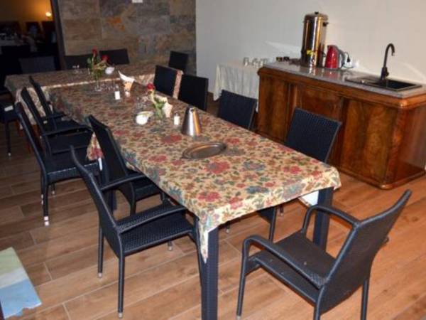 Przeszklona jadalnia z mini kuchnią Miejsce gdzie można przygotować i spożyć posiłek.