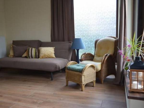 Wypoczynek w jadalni Wypoczynek w przeszklonej jadalni z widokiem na ogród.