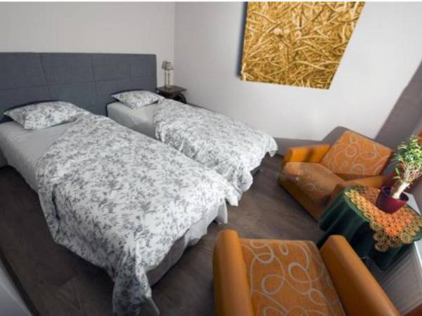 Pokój grafitowy na parterze Oszklony z widokiem na plac zabaw.