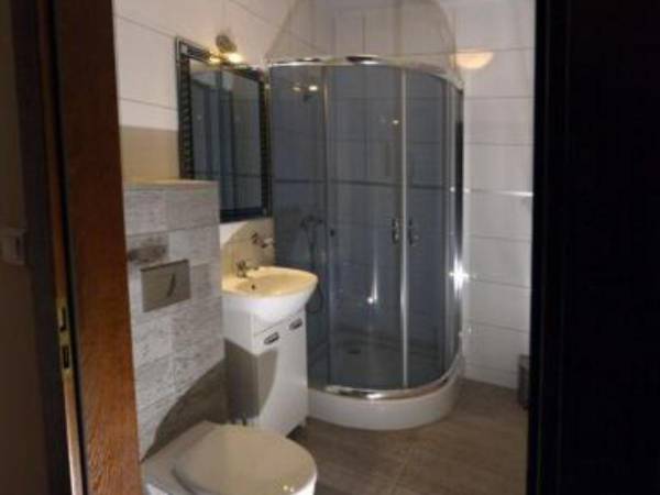 Łazienka na parterze Piękna nowa i stylowa łazienka.