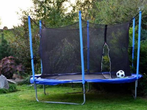 Atrakcje w ogrodzie Duża trampolina.