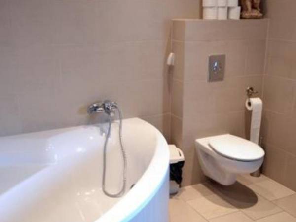 Łazienka na parterze Kolejna łazienka do dyspozycji gości.