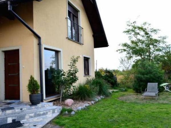 Ogród przy wejściu dla gości Duży ogród na miejsce do grillowania, leżakowania, plac zabaw, latem basen.