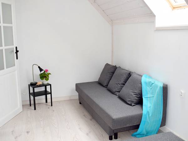 Jedna z dwóch sypialni na piętrze z łożem małżeńskim i rozkładaną kanapa 