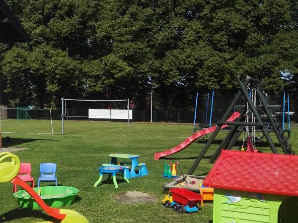 Plac zabaw i boisko.
