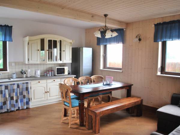 Salon z aneksem kuchennym w domku 8- osobowym.
