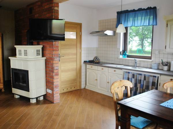 Salon z kominkiem w domku w domku 8-osobowym