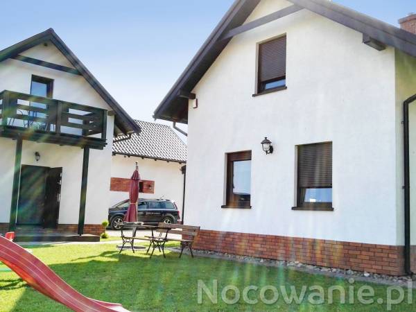 Widok od strony placu zabaw.