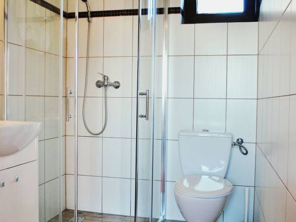 Łazienka w domku 5-osobowym.