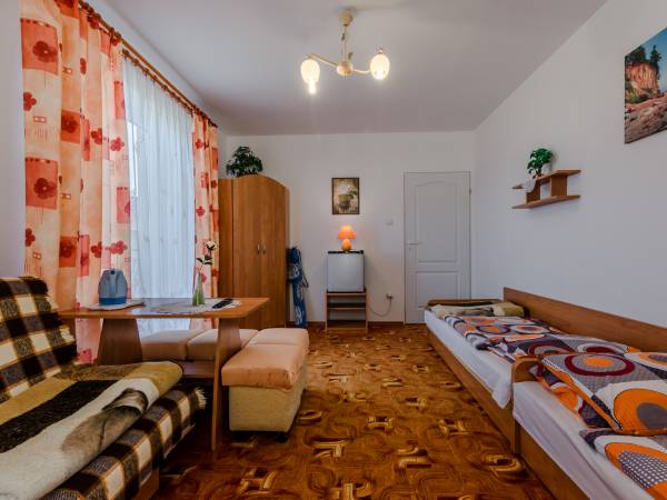 pokój trzy- ew. 4-osobowy widok od okna