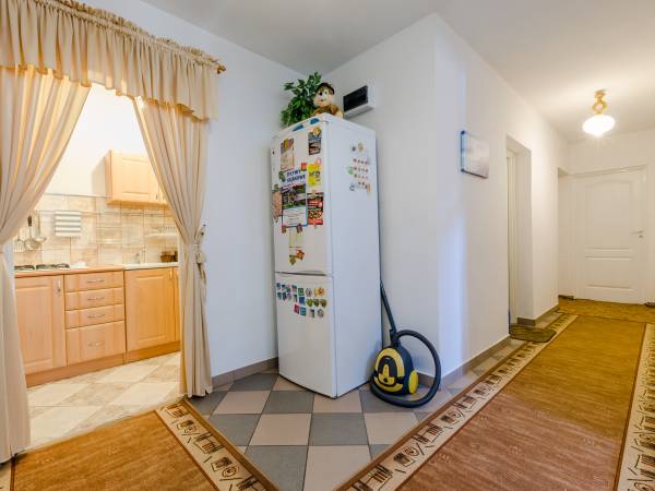 Wejście do aneksu i dodatkowa lodówka