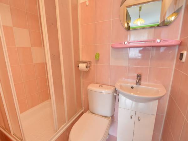 Łazienka w pokoju 3-osobowym