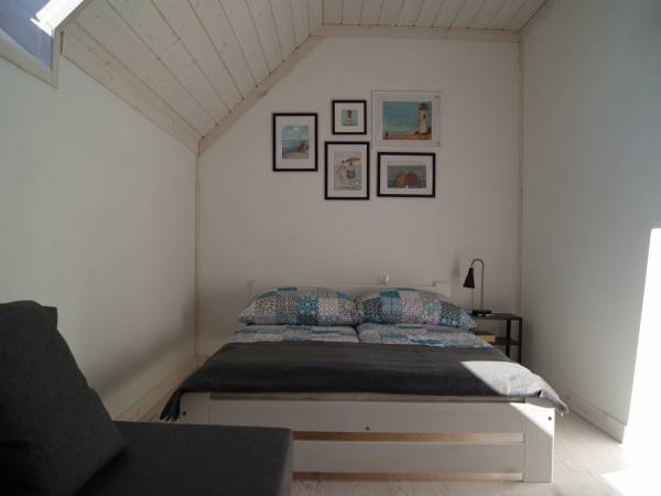 Jedna z dwóch sypialni na piętrze z łożem małżeńskim i rozkładaną kanapą