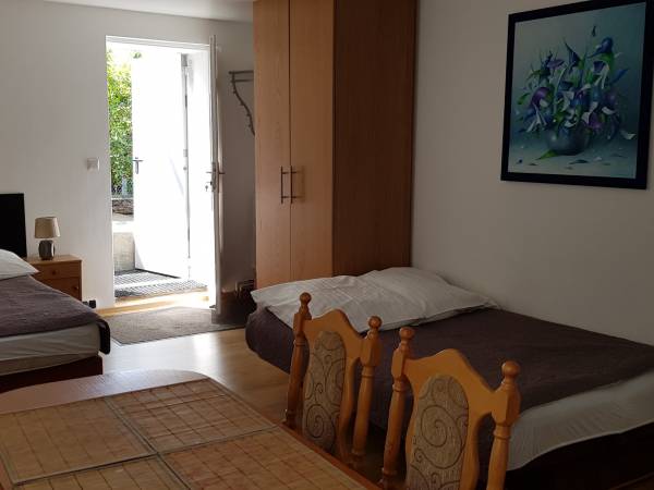 Pokój z osobnym wejściem aneksem kuchennym i łazienką