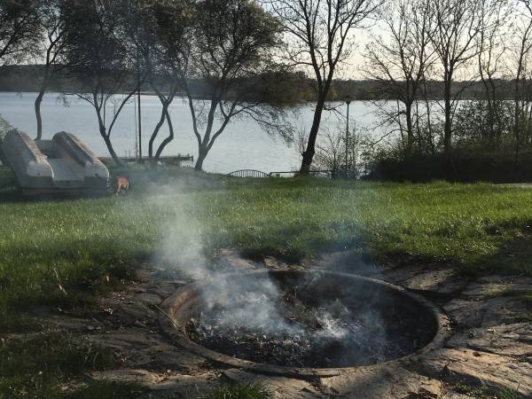 ognisko nad jeziorem