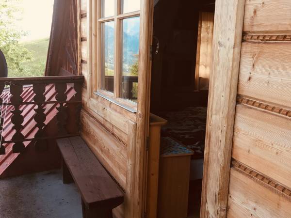 Balkonik z ławeczką dla pokoju 1