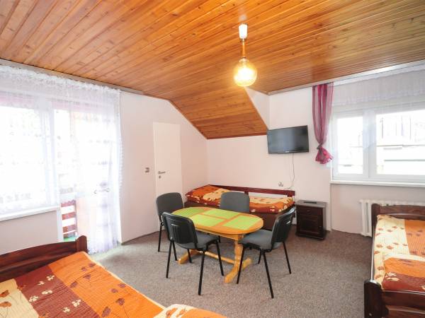 pokój nr 8 z łazienką i balkonem 4 os