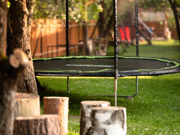 trampolina w sadku