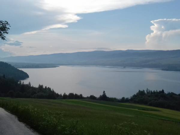 WIDOK NA GORCE I JEZIORO CZORSZTYŃSKIE