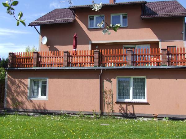 widok z ogrodu na tył domu