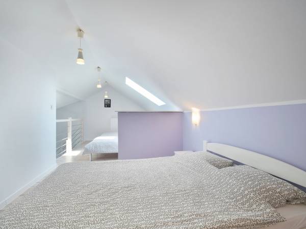 Cześc sypialna na antresoli łóżko dwuosobowe i dwa pojedyncze