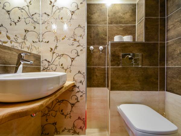 łazienka w apartamencie czerwonym