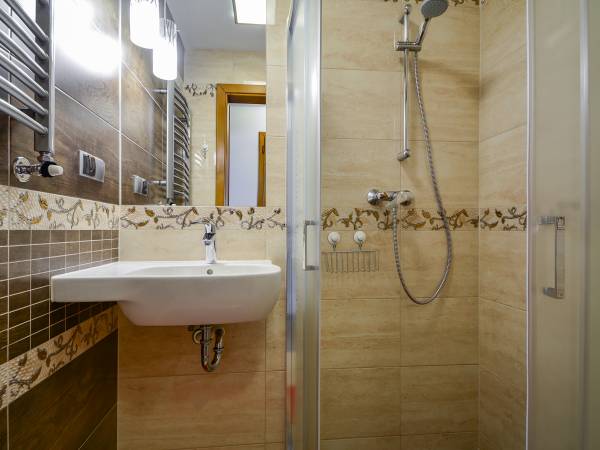 łazienka w apartamencie czerwonym