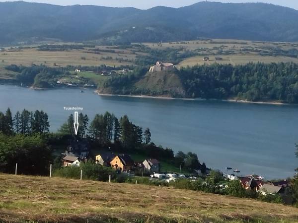 widok na jezioro z pobliskiej góry