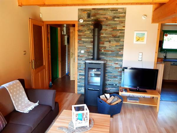 rozkladana sofa i kominek