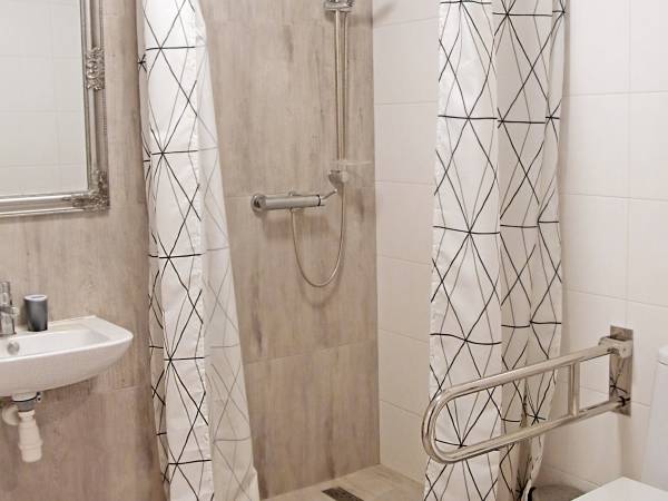 Większa łazienka w domku nr 1 przystosowana dla osób niepełnosprawnych