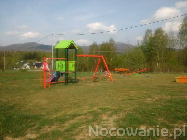 plac zabaw w Strzebowiskach z pięknymi widokami.