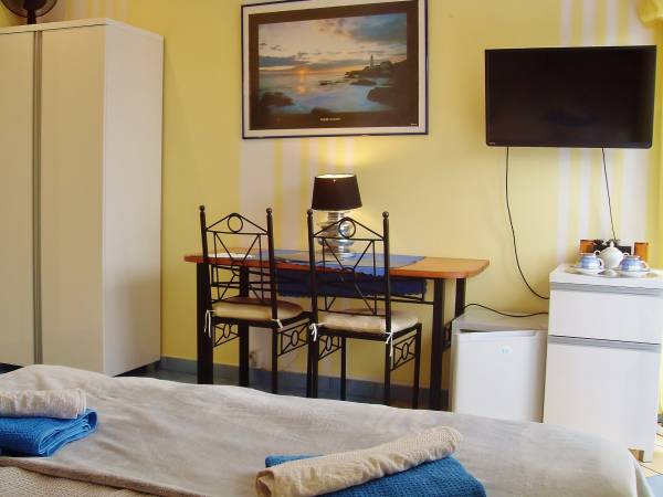 Pok.2-os. nr 3 z nowym ,hotelowym łozkiem małżeńskim ( lub 2 pojed. na zyczenie) na sprężynach bonel